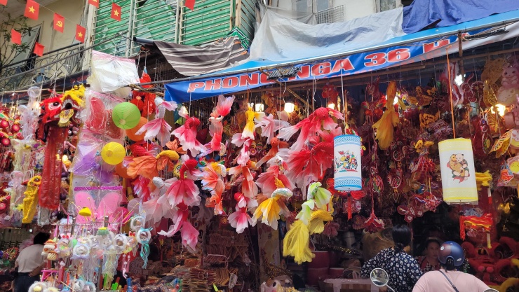 Theo chị Hằng, khi cá chép gắn với trăng, có thể hình dung ước muốn con người dù "vượt vũ môn" trong mọi lĩnh vực của cuộc sống, hay công thành danh toại vẫn hướng tới ảnh sáng trong trẻo, hướng về sự đoàn tụ, hạnh phúc với hai chữ "gia đình".