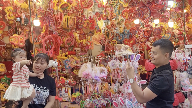 Khi Tết Trung thu càng đến gần, phố Hàng Mã càng nhận được sự quan tâm của người dân bởi sắc màu rực rỡ của các sản phẩm đồ chơi phục vụ trung thu.