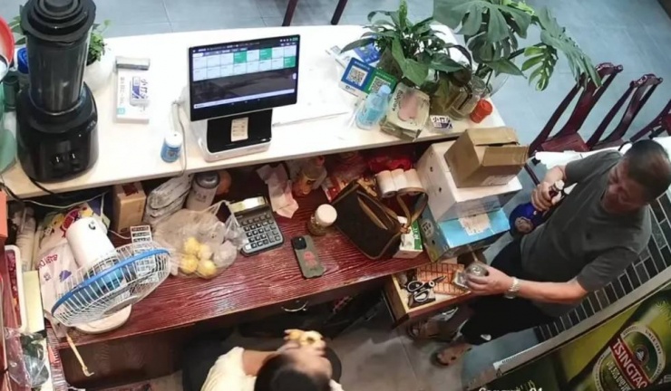 Chị Dương rất cảm kích lòng tốt của chủ nhà. Ảnh: QQ