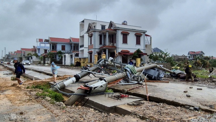 Hàng loạt trụ điện, viễn thông gãy đổ sau bão Bualoi - 3