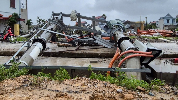 Hàng loạt trụ điện, viễn thông gãy đổ sau bão Bualoi - 4