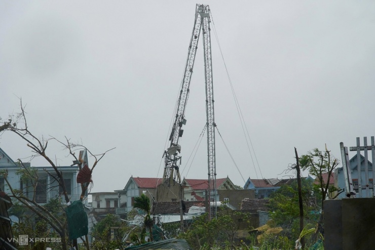 Hàng loạt trụ điện, viễn thông gãy đổ sau bão Bualoi - 5