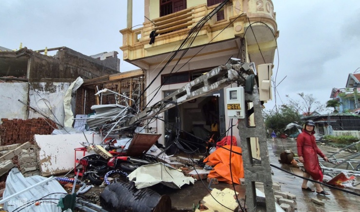 Hàng loạt trụ điện, viễn thông gãy đổ sau bão Bualoi - 6