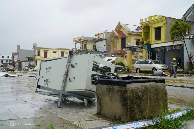 Tủ điện bên đường bị gió bão quật đổ. Sức gió tại Thanh Hóa khoảng cấp 6-9, giật tăng hai cấp.