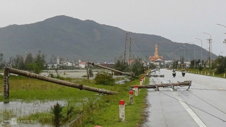 Hàng loạt trụ điện, viễn thông gãy đổ sau bão Bualoi - 12