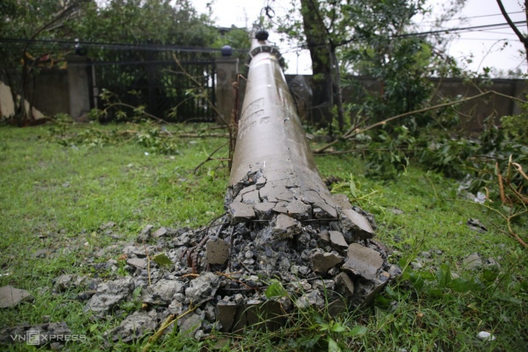 Hàng loạt trụ điện, viễn thông gãy đổ sau bão Bualoi - 11