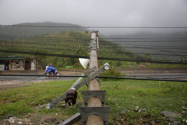 Hàng loạt trụ điện, viễn thông gãy đổ sau bão Bualoi - 8