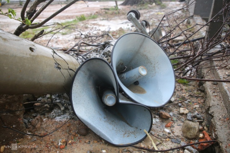 Hàng loạt trụ điện, viễn thông gãy đổ sau bão Bualoi - 9