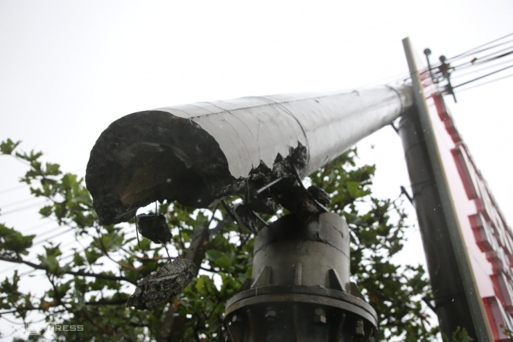 Hàng loạt trụ điện, viễn thông gãy đổ sau bão Bualoi - 10