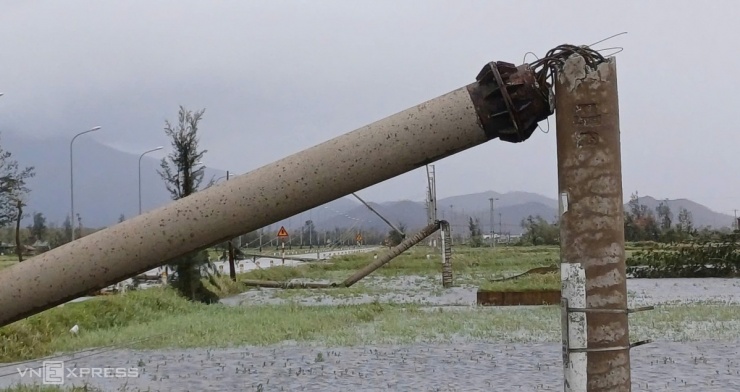 Hàng loạt trụ điện, viễn thông gãy đổ sau bão Bualoi - 13