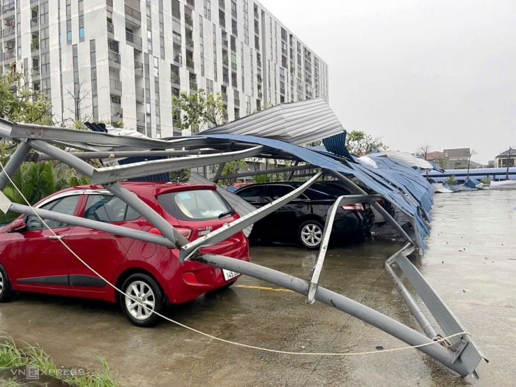 Ôtô, xe máy bị thổi bay, hư hỏng trong bão - 7