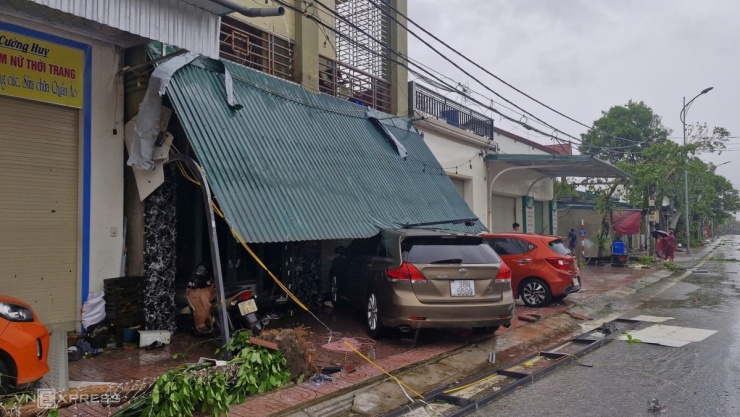 Ôtô, xe máy bị thổi bay, hư hỏng trong bão - 5