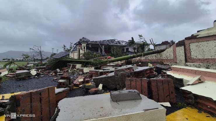 Nhà đổ sập, tốc mái khi bão Bualoi quét qua - 2