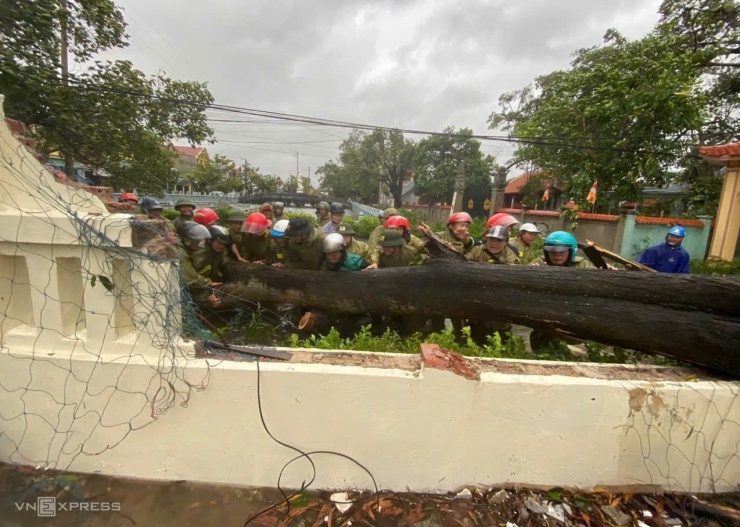 Nhà đổ sập, tốc mái khi bão Bualoi quét qua - 5