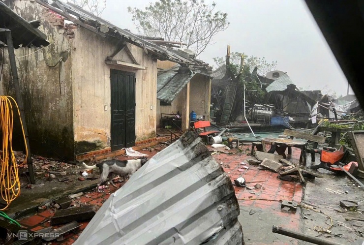 Nhiều ngôi nhà ở xã Hoằng Phú bị tốc mái, cây cối gãy đổ ngổn ngang trong bão sáng nay. Bốn người dân bị sập nhà, khi đang ẩn náu trong khu bếp và phòng vệ sinh đã được cảnh sát tìm thấy, cứu hộ an toàn.