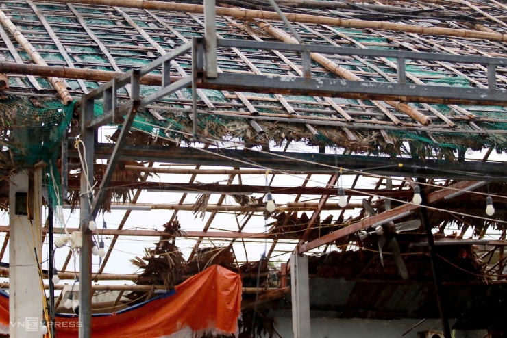 Nhà đổ sập, tốc mái khi bão Bualoi quét qua - 9