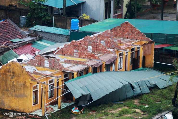 Tại biển Thiên Cầm và một số xã ven biển Hà Tĩnh, nhiều nhà bị tốc máy, sập đổ.