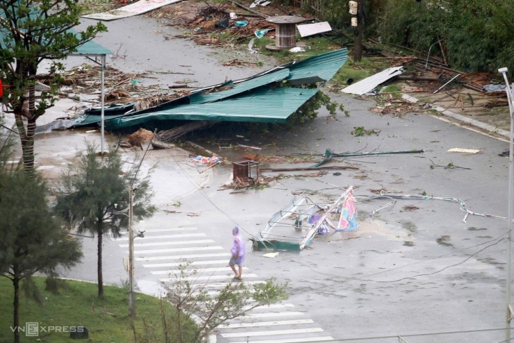 Mái tôn bay khắp nơi trên đường biển Thiên Cầm.