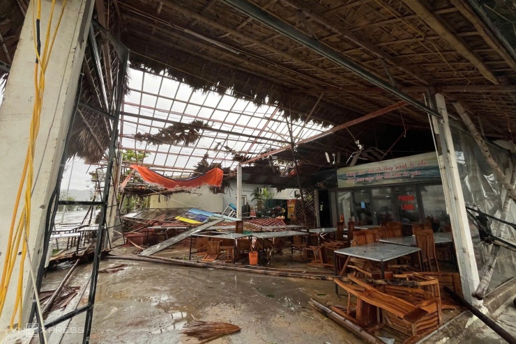 Nhiều hàng quán ven biển bị tốc mái, gãy khung, dù đã được che chắn nhưng vẫn không trụ nổi trước gió bão.