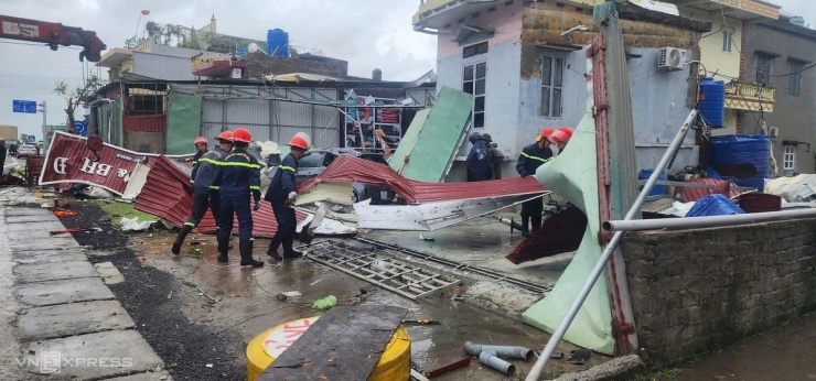 10h20, lốc xoáy xảy ra ở xã Thái Thụy, tỉnh Hưng Yên, khiến nhiều nhà xưởng, ngôi nhà bị tốc mái. Lực lượng chức năng thu dọn mái tôn bay sau bão. Ảnh: Phạm Chiểu