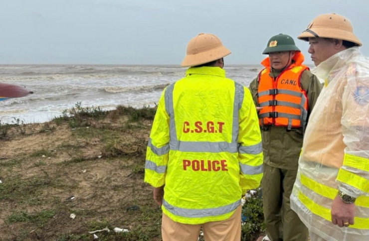 Thiếu tướng Nguyễn Thanh Liêm, Giám đốc Công an tỉnh Quảng Trị tại hiện trường chỉ đạo lực lượng Công an phối hợp các đơn vị tìm kiếm ngư dân mất tích và có phương án trục vớt tàu bị chìm. 