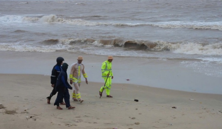 Lực lượng Công an tỉnh Quảng Trị thành lập 5 tổ công tác, phối hợp với các lực lượng, chính quyền và người dân địa phương tìm kiếm các ngư dân mất tích.