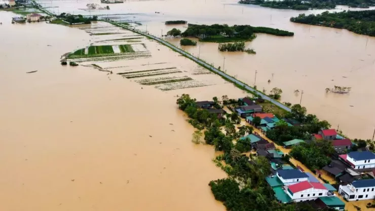 Nước lũ gây ngập ở xã miền núi Hương Sơn, tỉnh Hà Tĩnh.