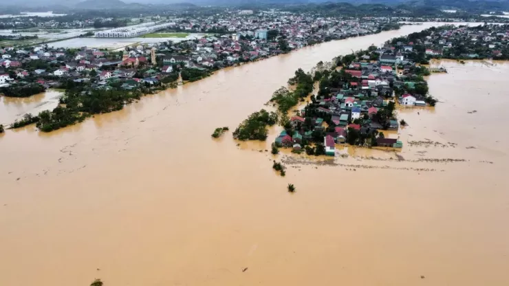 Nước sông Ngàn Sâu lên nhanh, lũ đang làm nhiều hộ dân ở xã Hương Sơn bị ngập nặng.