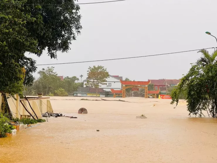 Nước lũ gây chia cắt giao thông.