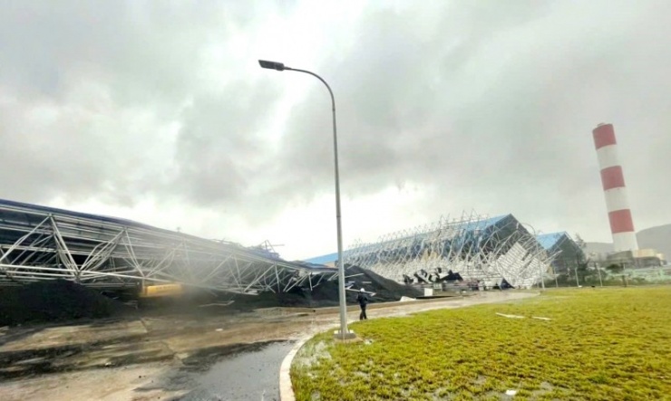 Bão số 10 đã làm cho Nhà máy nhiệt điện Vũng Áng 2 bị bay và sập 50.000 m2 tôn.