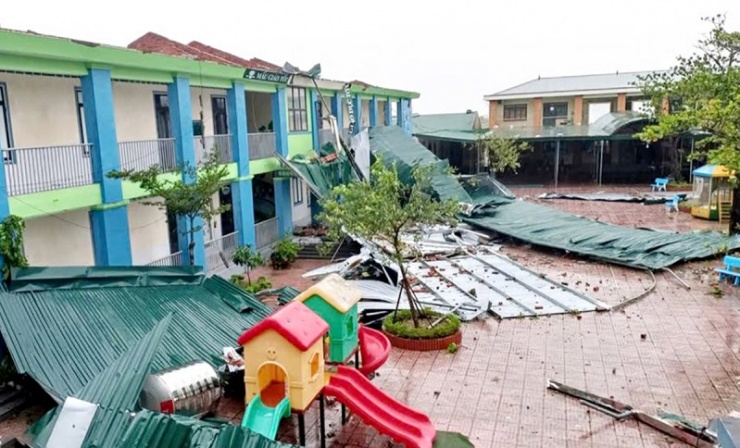 Tại trường Mầm non Trường Sơn (xã Đức Minh), hệ thống mái ngói, mái tôn bị gió giật đổ, hư hỏng.