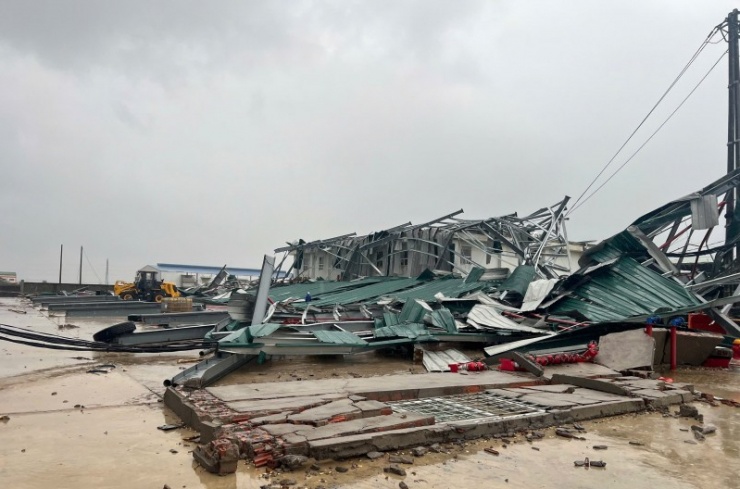 Không ít hệ thống nhà xưởng, phụ trợ chỉ còn là đống sắt vụn hoang tàn.