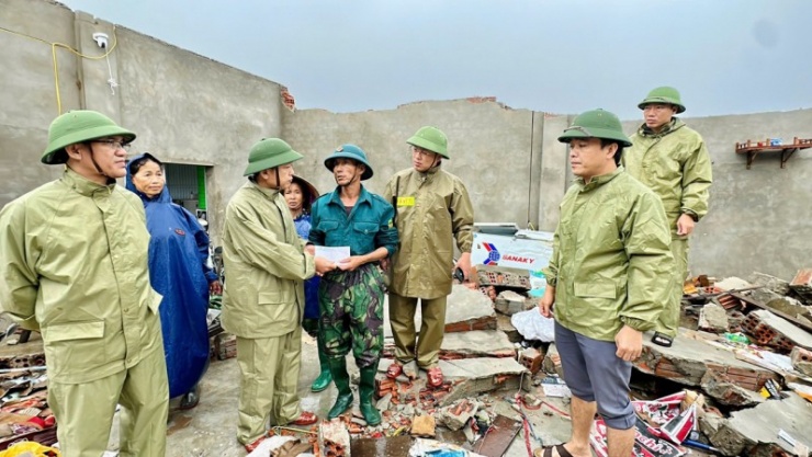 Lãnh đạo xã Mai Phụ trao quà động viên một gia đình bị tốc mái hoàn toàn sau bão.