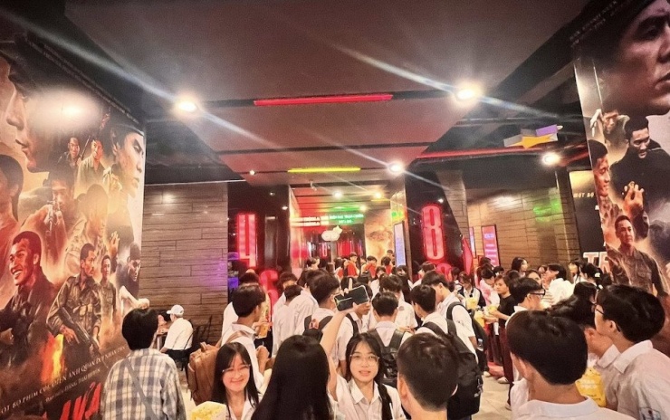 Hình ảnh các em học sinh xếp hàng vào xem "Mưa đỏ" cuối tuần qua được nữ đạo diễn ghi lại. 