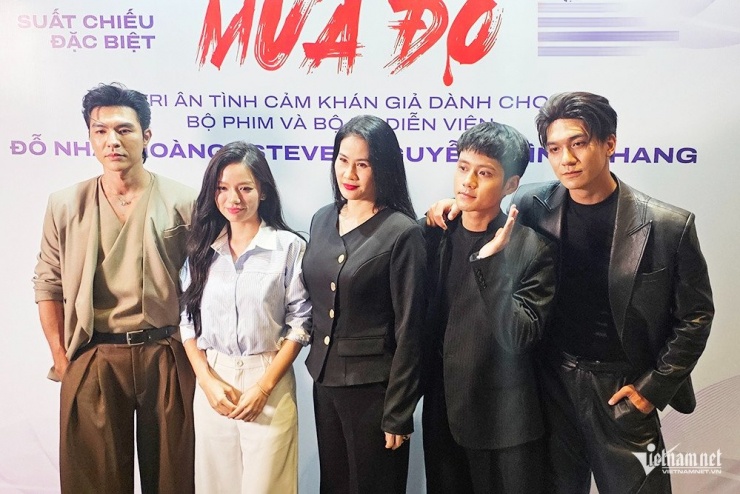 Các diễn viên có mặt trong suất chiếu cuối phim "Mưa đỏ" tại TPHCM. 