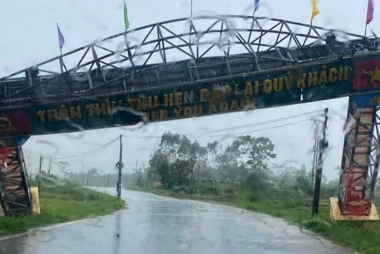 Một cổng chào tại xã Đầm Hà bị gió xô nghiêng. Ảnh: Đ.X