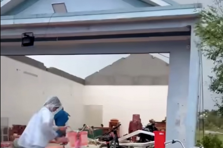 Nhà dân bị tốc mái. Ảnh: Đ.X