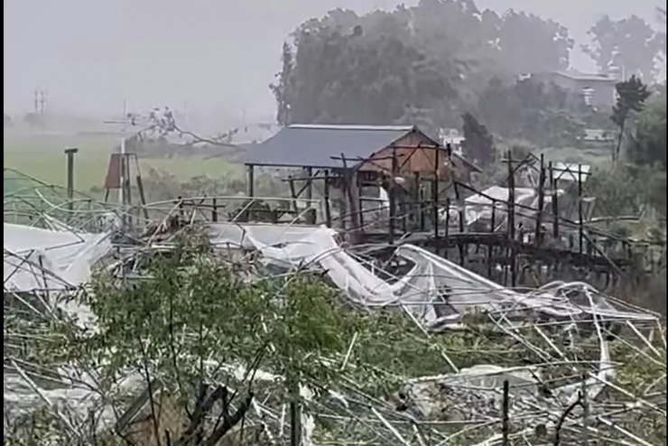 Cơn lốc xoáy đi qua, nhà người dân bị tàn phá. Ảnh: Đ.X