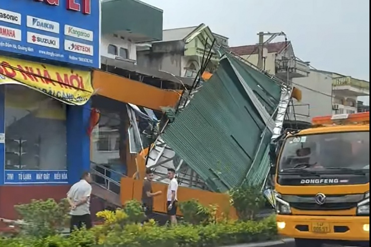 Một cửa hàng điện máy tại trung tâm xã Đầm Hà bị lốc xoáy tàn phá. Ảnh: Đ.X