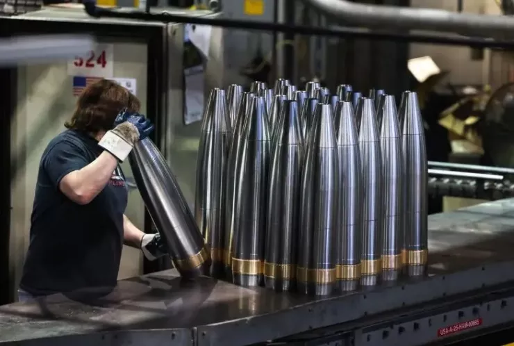 Công nhân xử lý đạn pháo 155 mm sau quá trình sản xuất tại một nhà máy sản xuất đạn dược của lục quân Mỹ ở Scranton, bang Pennsylvania, Mỹ. Ảnh: AFP