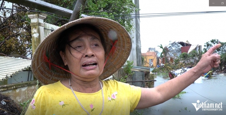 Bà Hiển không dám về lại nhà mình vì sợ nhà có thể bị đổ sập tiếp bất cứ lúc nào. Ảnh: Lê Dương