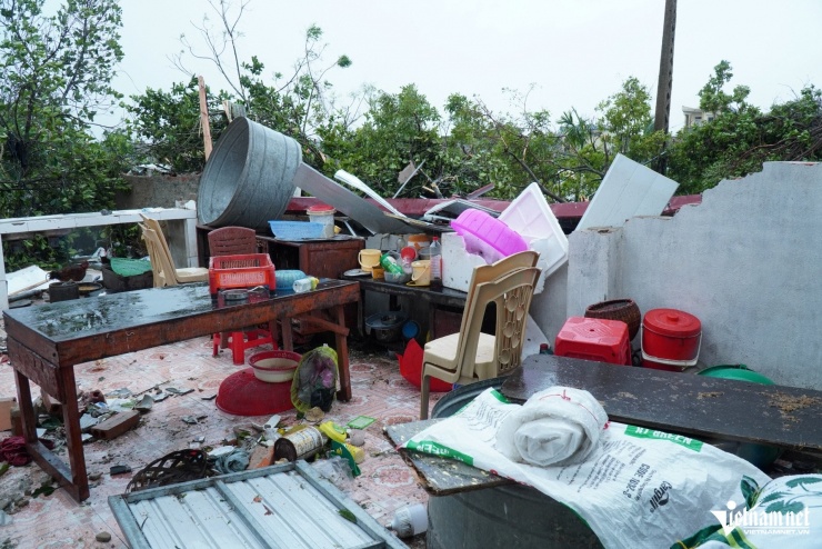 Nhà bếp bị sập hoàn toàn. Ảnh: Lê Dương