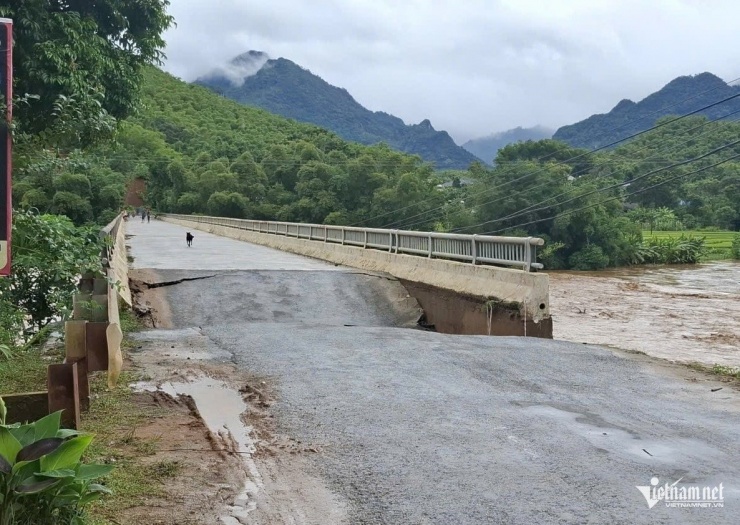  Mặt đường lên cầu Sơn Thủy bị sụt lún. Ảnh: CTV