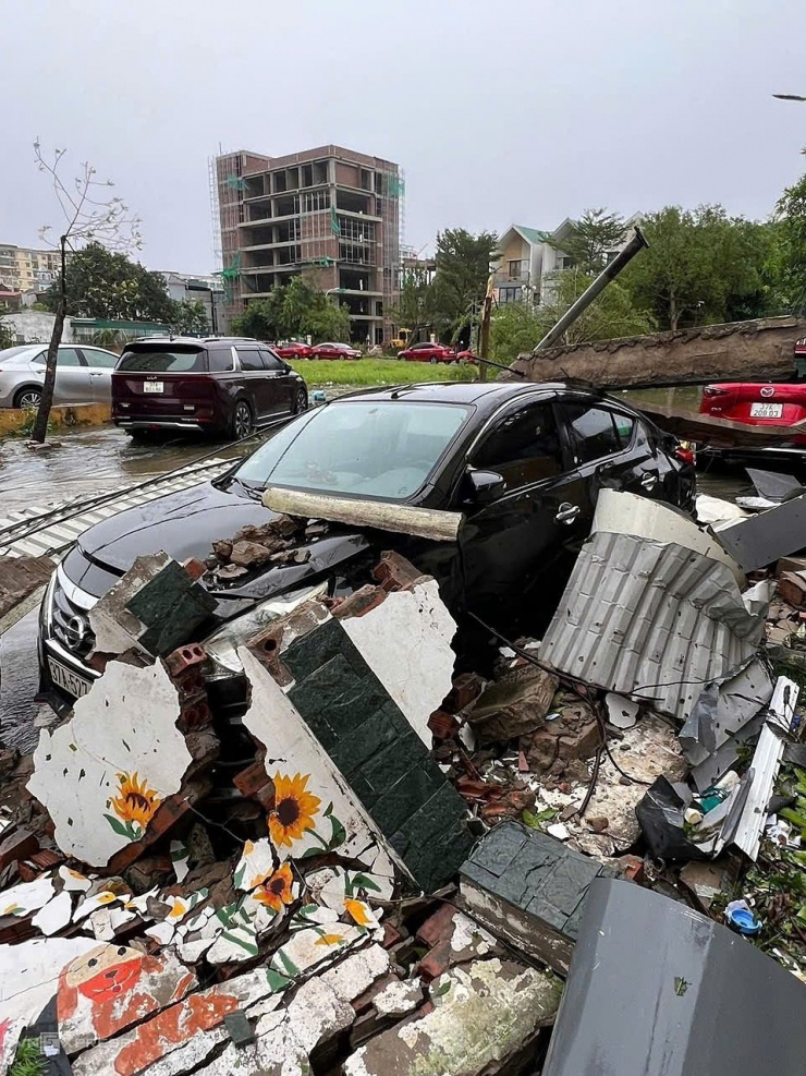 Ôtô 5 chỗ của một người dân ở phường Thành Vinh bị tường đổ đè lên hư hỏng. Ảnh: Đức Hùng