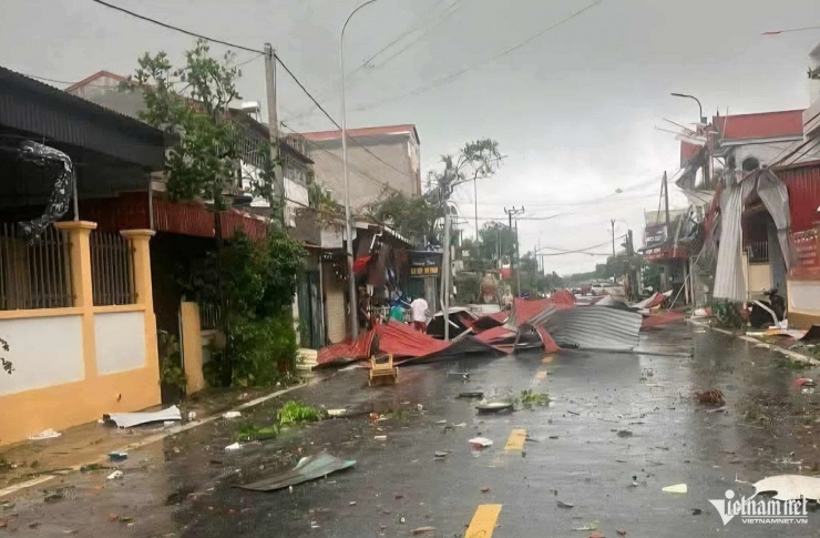 Cụ thể, vào 10h40 ngày 29/9, xã Khúc Thừa Dụ xuất hiện lốc xoáy làm tốc mái 62 ngôi nhà; 33 công trình phụ và chuồng trại chăn nuôi; 9 cột điện gãy, đổ; khoảng 600ha lúa, 30ha rau màu bị thiệt hại.