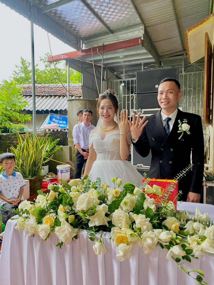Cô dâu, chú rể làm lễ cưới bên trong sân nhà thay vì tại rạp cưới dựng bên ngoài như dự kiến. Ảnh: NVCC