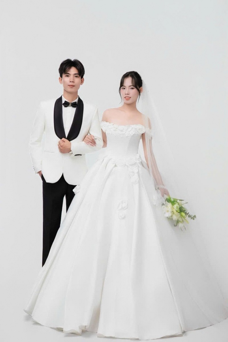 Đám hỏi ở Ninh Bình giữa ngày mưa bão: Hai họ chật vật giữ tráp lễ - 1