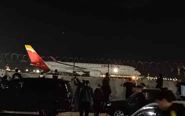 Chiếc máy bay của hãng Iberia chở toàn bộ cầu thủ, ban huấn luyện, đội hậu cần và trang thiết bị bay một mạch 12 giờ đồng hồ, chính xác là 11 giờ 56 phút để hạ cánh tại sân bay quốc tếAlmaty lúc đêm khuya. Nhưng nó là một đêm lễ hội, đêm không ngủ cho người dân thủ đô Kazakhstan lần đầu được tận mắt chứng kiến CLB hoàng gia Tây Ban Nha.