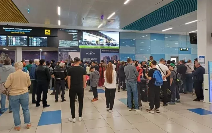 Nhiều fan thủ đô Almaty thức trắng đêm ở sân bay để chờ CLB Real Madrid đến.