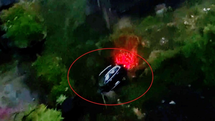 Ô tô chở 3 người bị khối đất sạt lở hất tung xuống vực sâu ở Lào Cai - 1